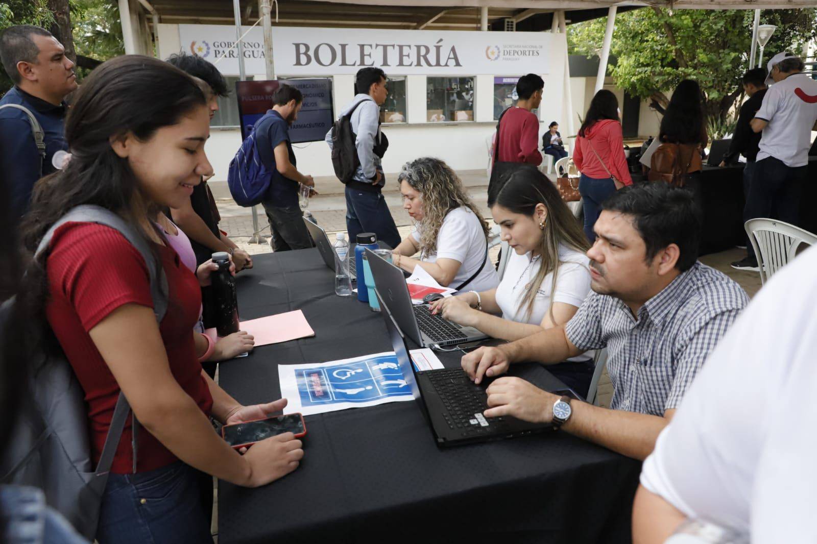 Más de 200 vacantes laborales están disponibles con salarios que van