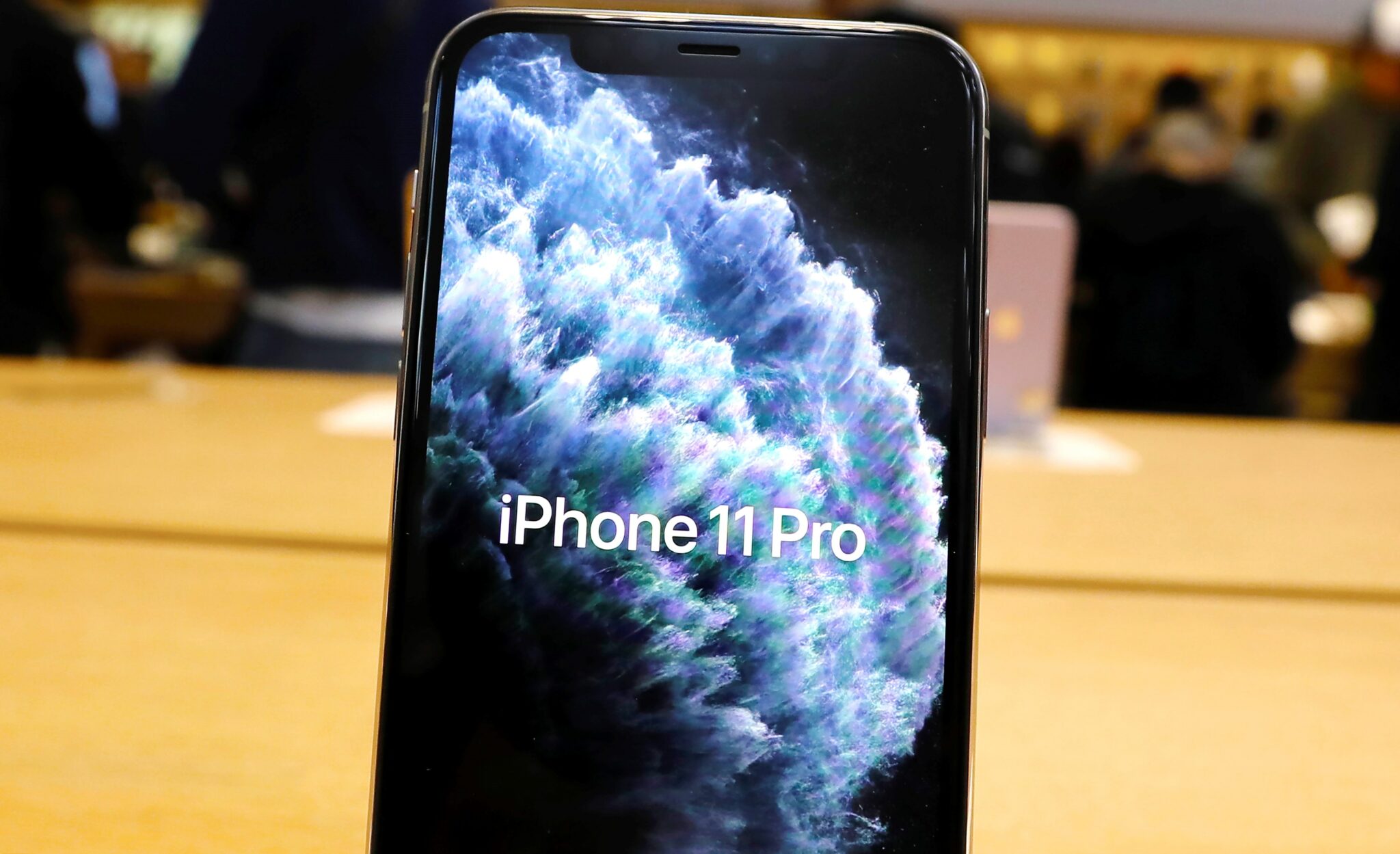 Apple multada por no incluir el cargador en el iPhone 12 sin