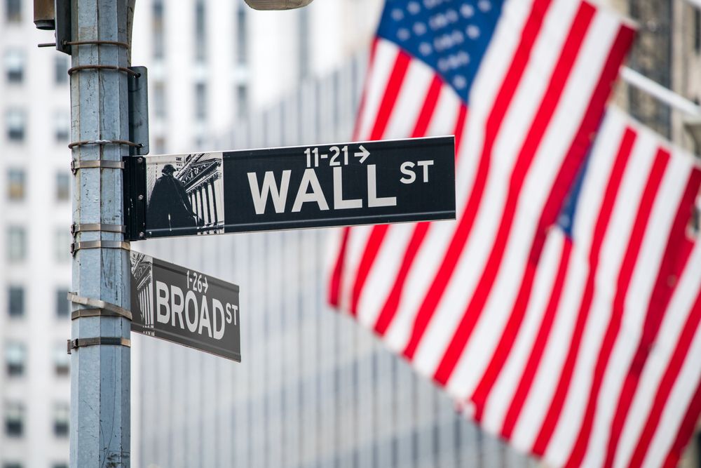 Wall Street: Acciones norteamericanas cierran al alza y rendimientos de bonos del tesoro caen
