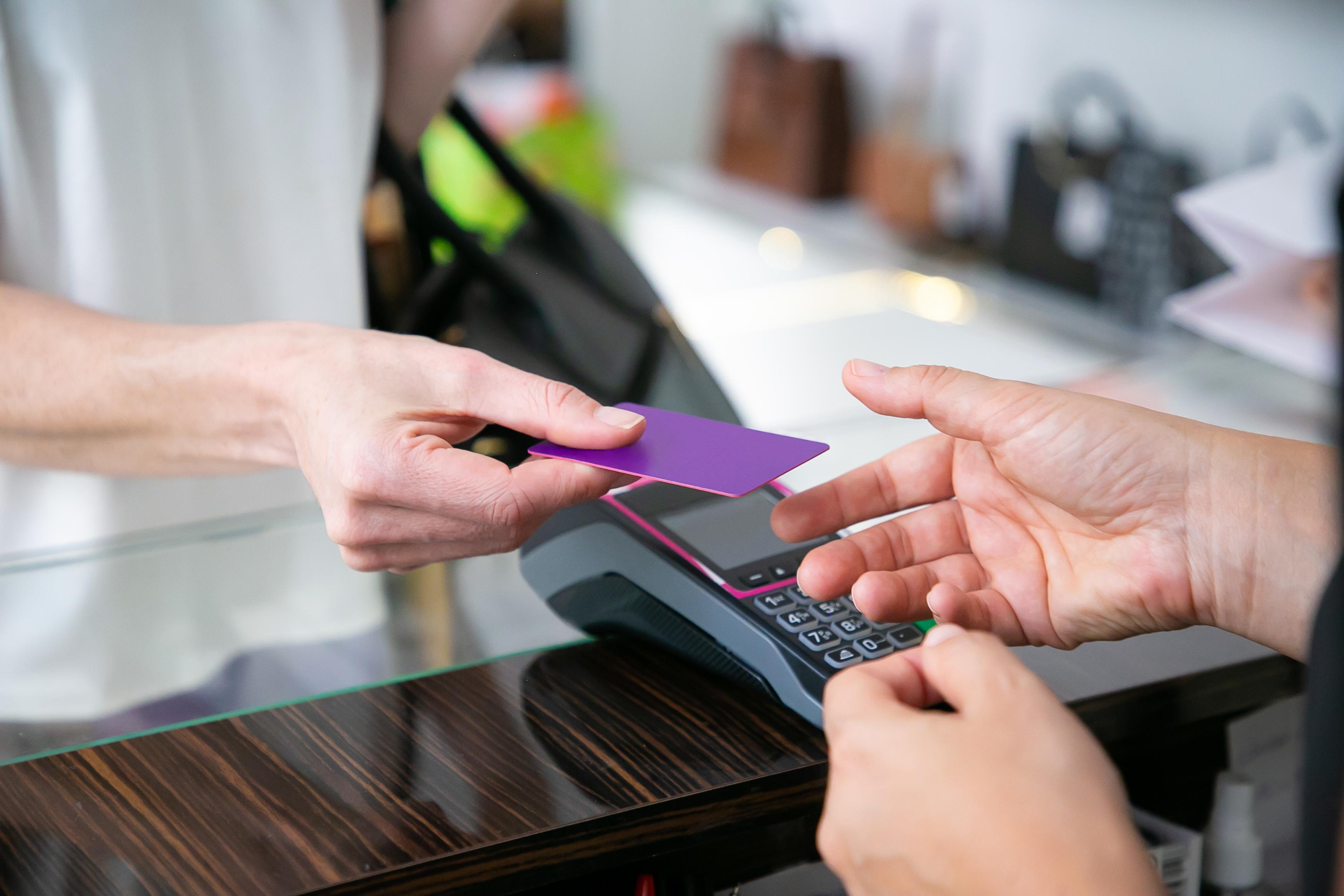 Compras con tarjetas de crédito sumaron USD 528 millones al cierre de abril