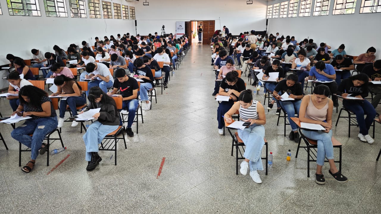 Más de 4500 estudiantes obtienen beca del gobierno