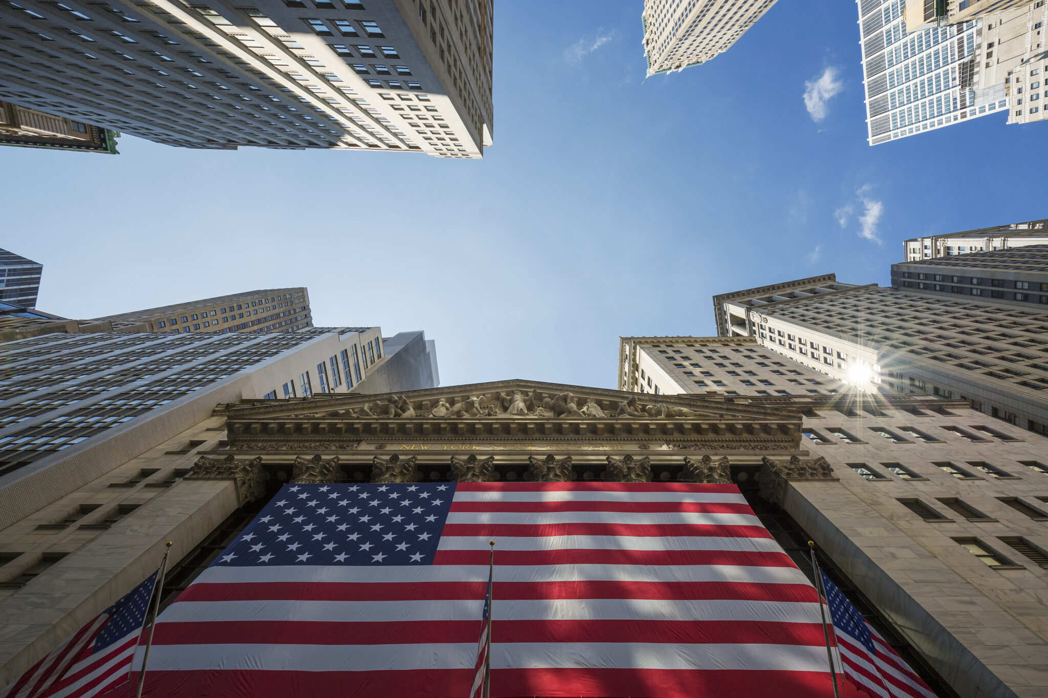 Wall Street: Acciones estadounidenses se estancan mientras que rendimientos de bonos públicos aumentan