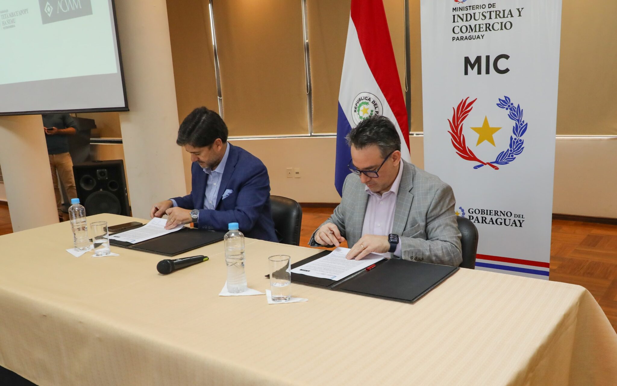 MIC se alía con entidad bursátil para impulsar la liquidez y competitividad de las mipymes en Paraguay