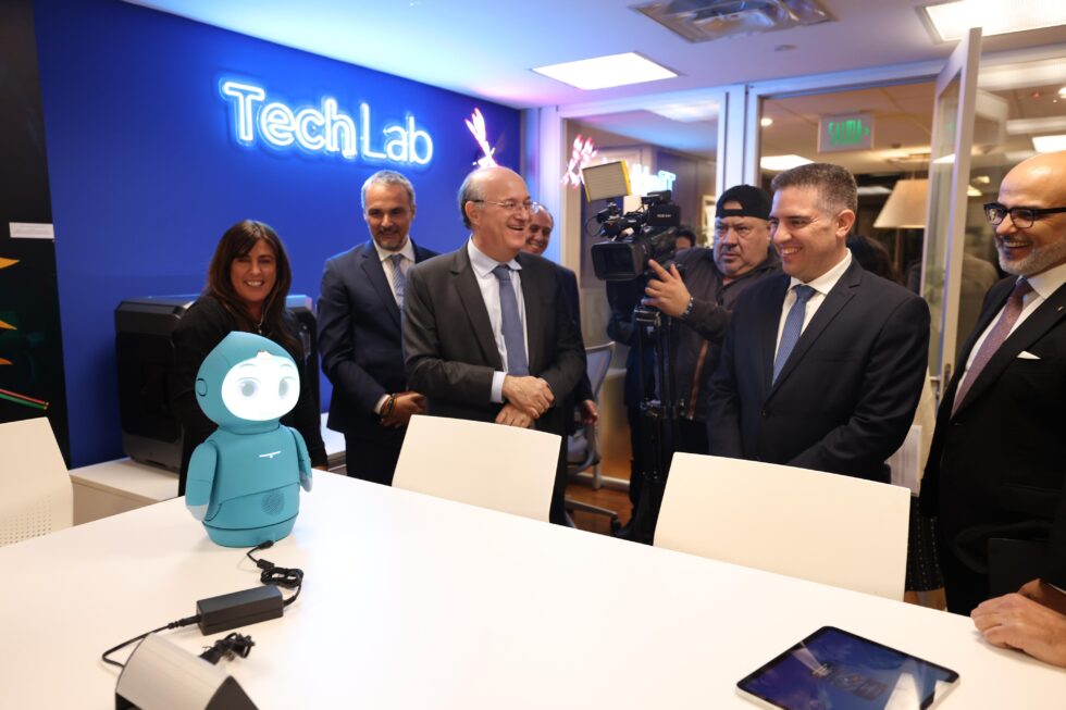 Paraguay estrena laboratorio TechLab para explorar tecnologías clave como IA, realidad virtual, robots y más