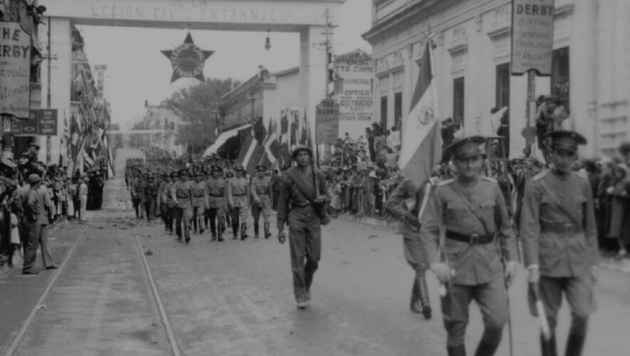 Soldados paraguayos marchando después de la culminación de la Guerra del Chaco
